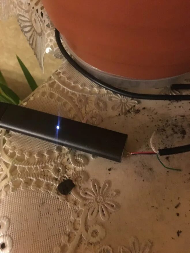 Зарядить смартфон без зарядки. Как зарядить телефон если сломалось гнездо для зарядки. Как зарядить без магнитной зарядки. Зарядка аккумулятор айфон без телефона. Зарядка телефона от аккумулятора.