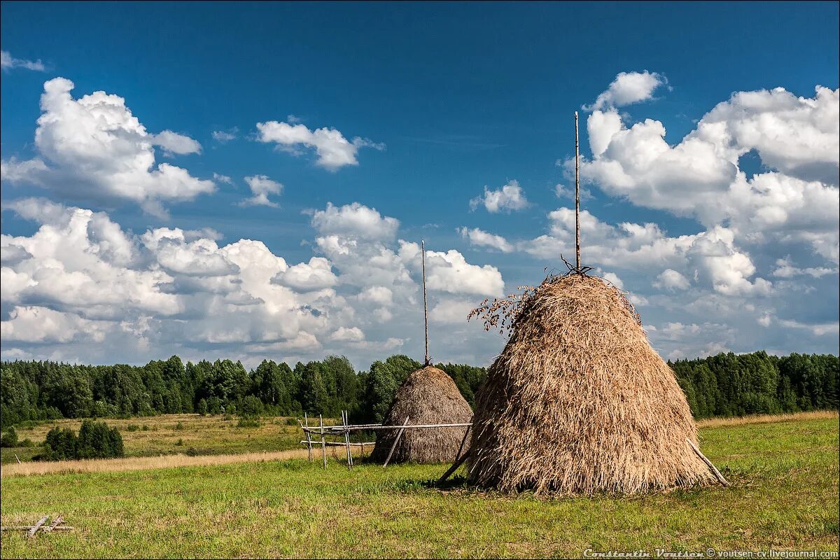 Pole dance на природе. акробатика на природе. шест в поле 4. шест в поле 4. сенокос скирда.