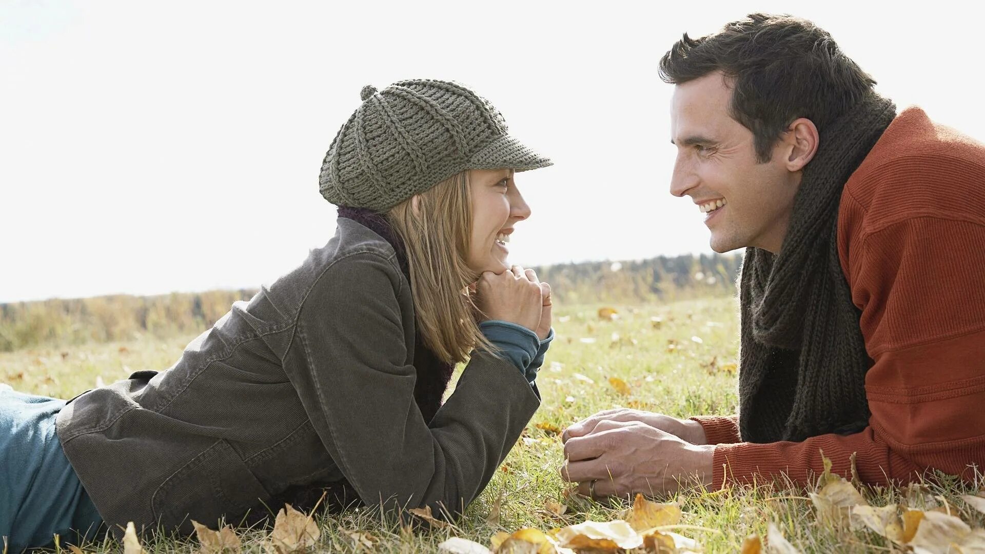 Парень встречается назло. Женщина ревнует на улице. Парень обнимает девушку. Парень встречается назло. Влюбленные взгляды.