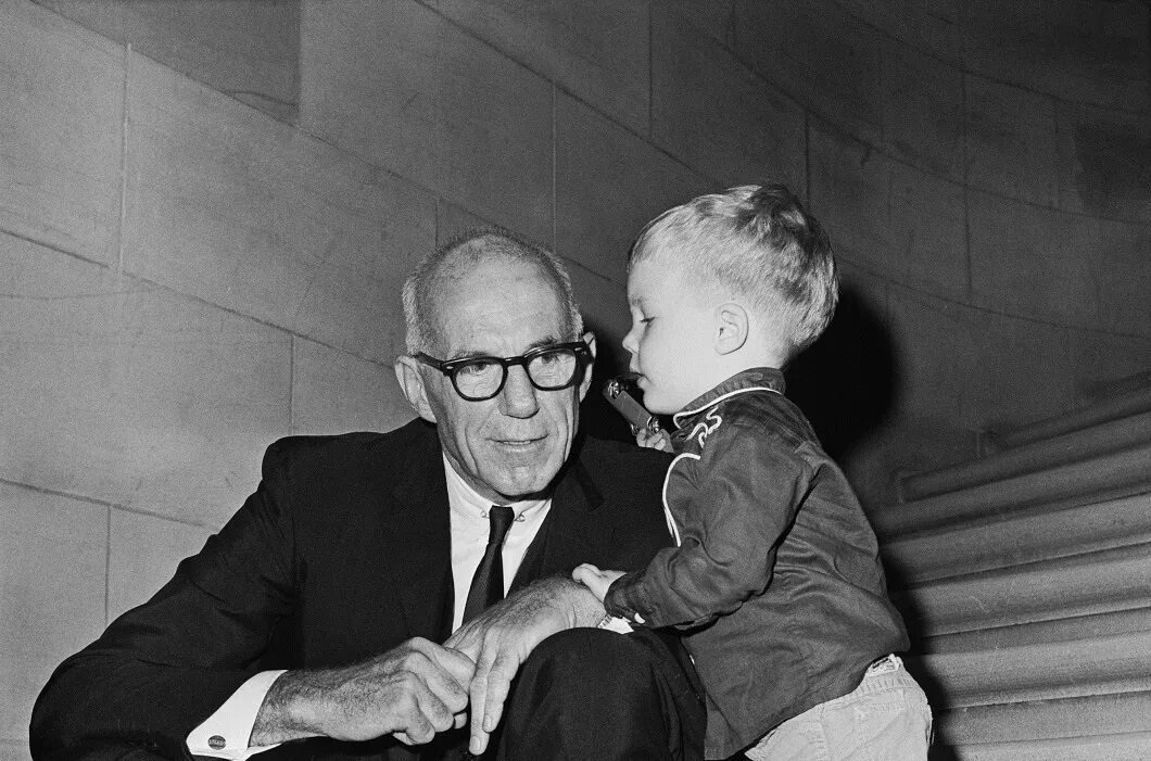 Benjamin spock pediatrician. Спок психолог. Бенджамин спок проблемы родителей. Бенджамин спок. Доктор бенджамин спок.