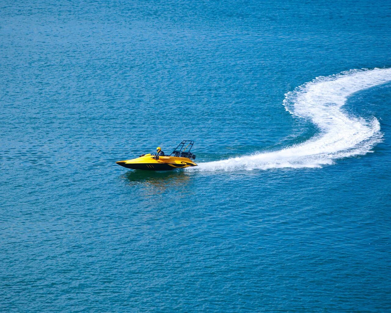 Волны от катера. Катер на воде. Волны от катера. Лодка на реке. Яхта в море.