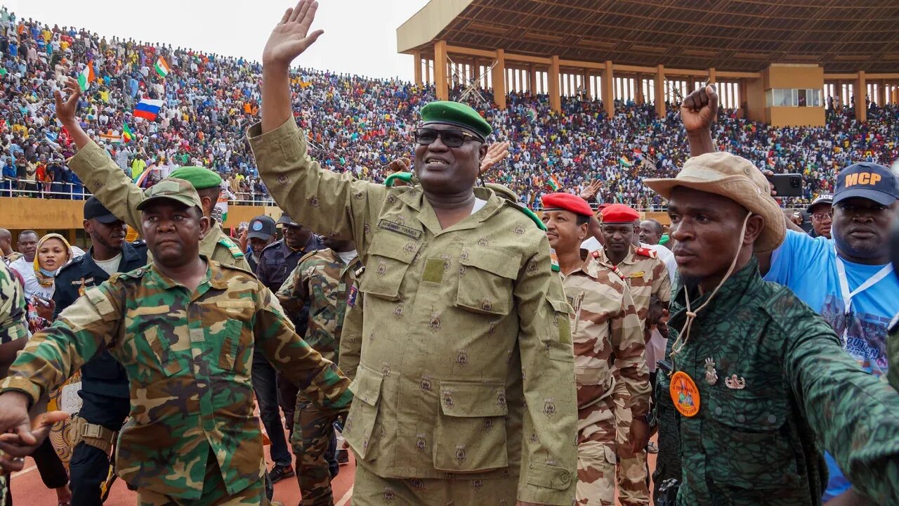 Франция ведет войска на украину. Министр обороны Буркина Фасо. Армия Буркина Фасо. Нигер тчиани. Военный переворот в Буркина Фасо 2022.