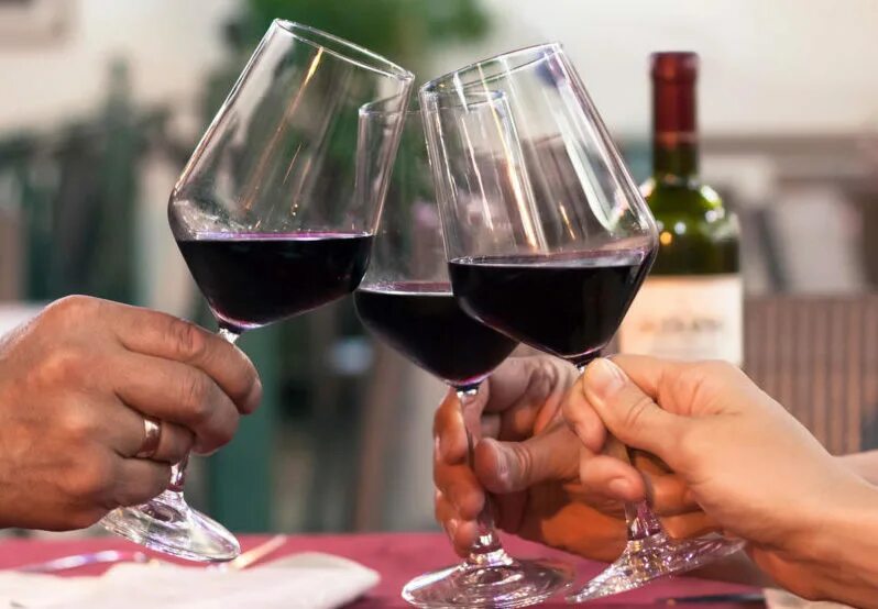 Девушка с вином. Выпьем красного. Женщина пьющая вино. Красивая женщина с бокалом. Женщина с бокалом вина.