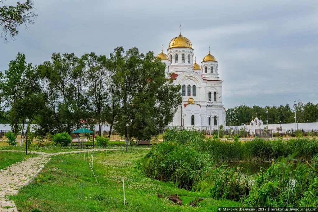 Погода г валуйки белгородской. Валуйки Белгородская область. Валуйский Успенский Николаевский мужской монастырь. Монастырь в Валуйках Белгородской области.