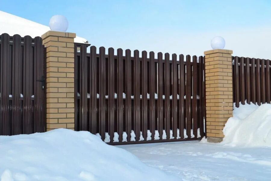 распашные ворота дорхан. каркас ворот с калиткой. защита распашных ворот от ветра. распашные ворота зимой. открывание калитки.