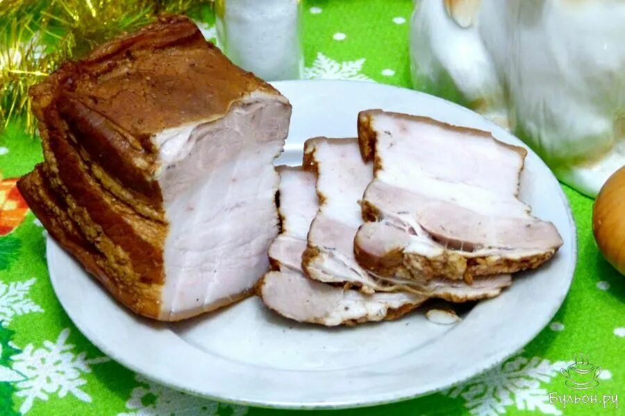 Сало в луковой шелухе. Вареное сало. Сало с прослойкой мяса. Вареное сало со специями. Варёное сало в луковой шелухе.