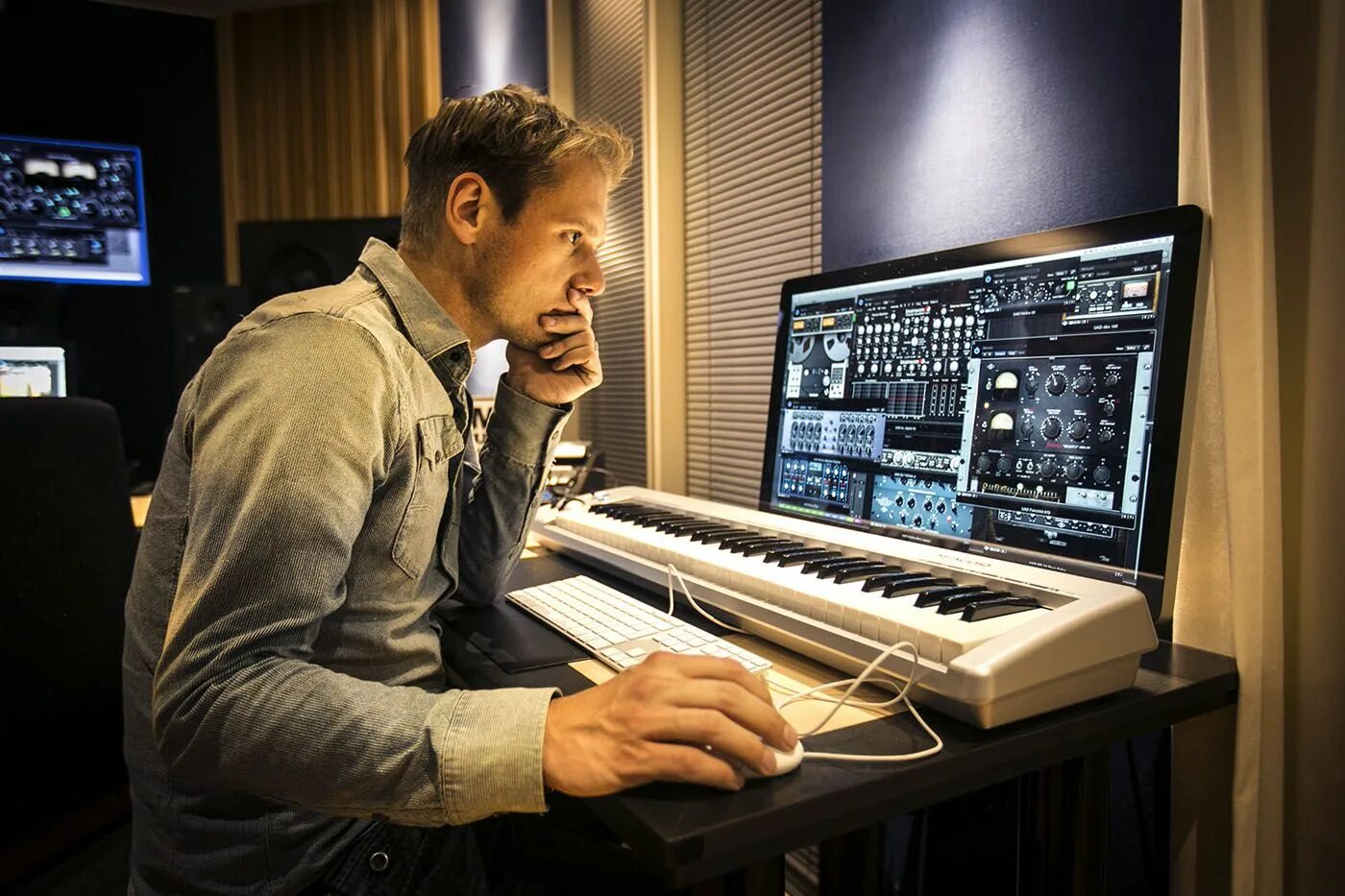 В каком стиле музыки сочинял. Студия Армина Ван Бюрена. Armin van Buuren в студии. Армин музыкант. Студия композитора.