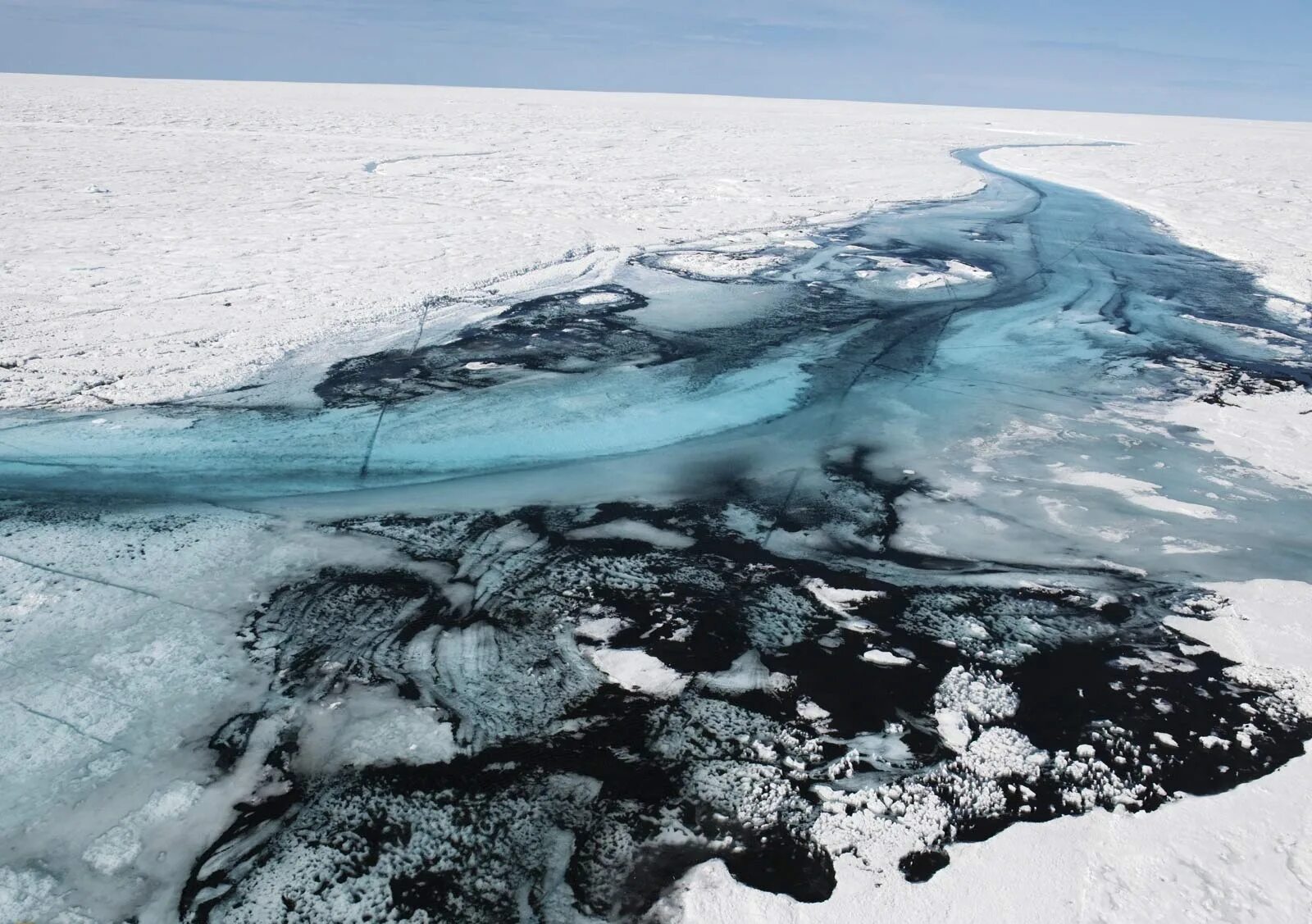 Как меняется природа арктических морей с запада. Разлив нефти в Северном Ледовитом океане. Загрязнение Северного Ледовитого океана. Разлив нефти в Арктике. Нефтяные пятна в Арктике.