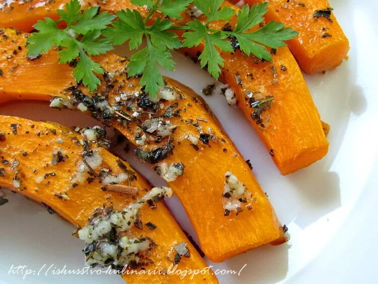 Тыква со специями в духовке кусочками рецепты. Тыква запеченная с чесноком. печеная тыква со специями. тыква с базиликом и чесноком в духовке. тыква со специями в духовке.
