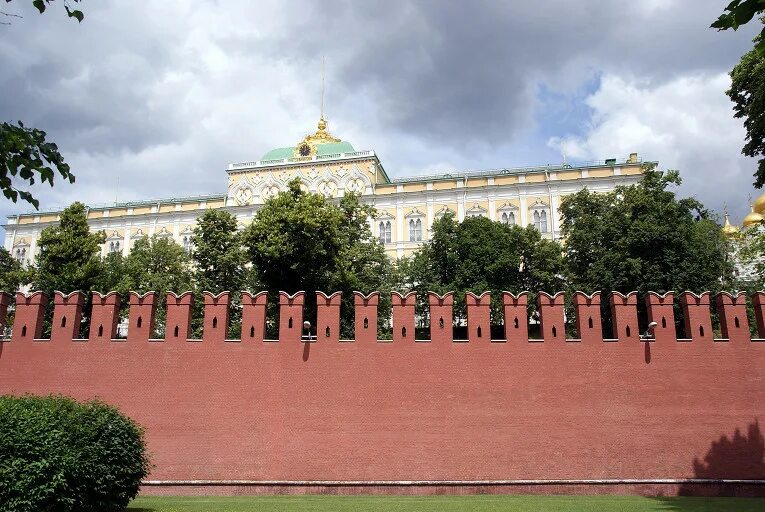 Кремлевская стена площадь. Красная площадь Москва стена. Красная площадь стена Кремля. У кремлевской стены.