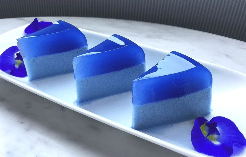 Голубой десерт. Голубые сладости. Десерт с агар агаром. Десерты синего цвета. Желе самолет