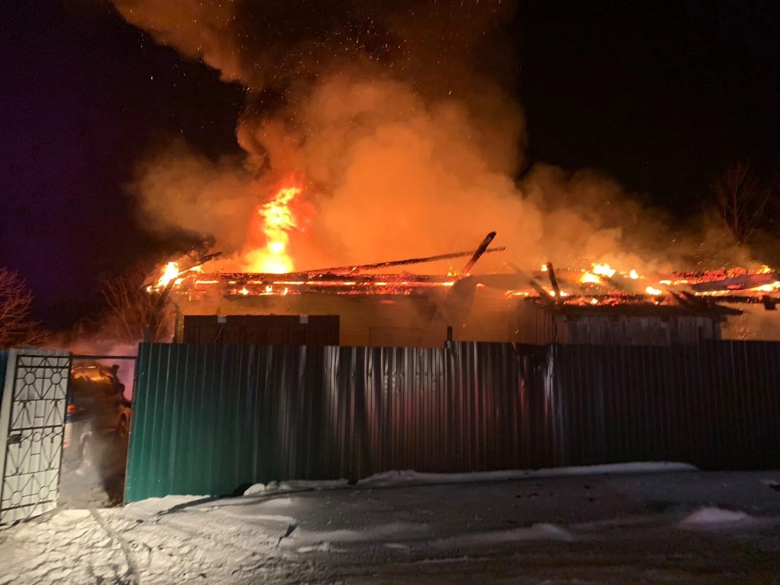 Ред бокс пожар. Пожар в гаражном боксе. пожар в магадане. дукча магадан. пожары магадан 2025 причины.