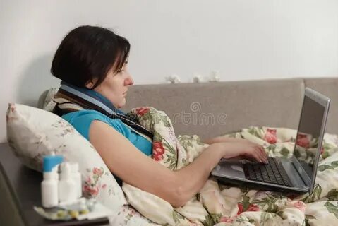 Женщина сидит дома и не работает