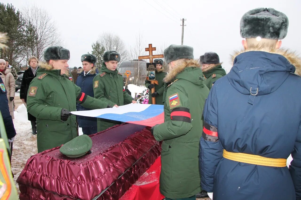 Родственникам погибших военных. Прощание с погибшими солдатами. Похороны в Вышнем Волочке солдат сво.