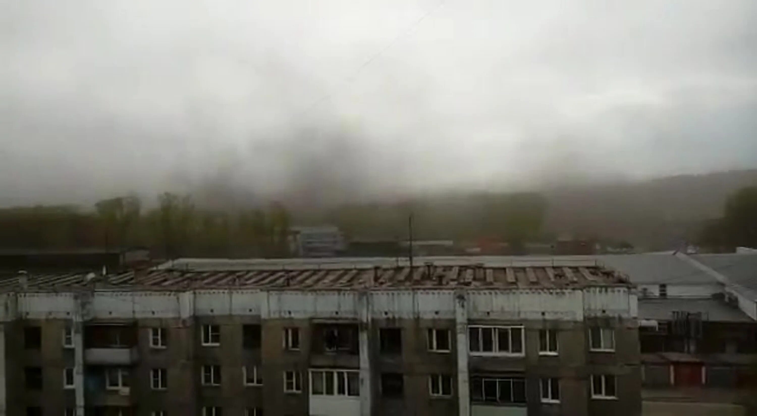 Бури на сегодня новокузнецк. Угольная буря Киселевск. Угольная пыль Новокузнецк. Пыль над городом. Ураган в Новокузнецке.