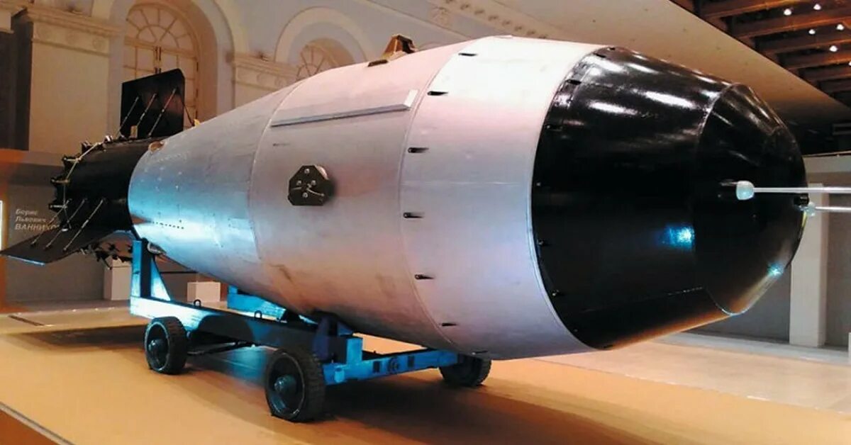 Что мощнее ядерная или водородная. Ан602 царь-бомба. Царь бомба 1961. Нейтронная бомба 1т. Термоядерное оружие водородная бомба.