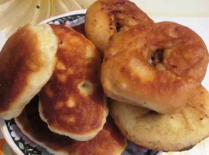 Беляши тесто с картошкой. Беляш с картошкой. беляши с картошкой жареные. беляши с мясом в духовке из дрожжевого теста. беляш с мясом и картошкой.