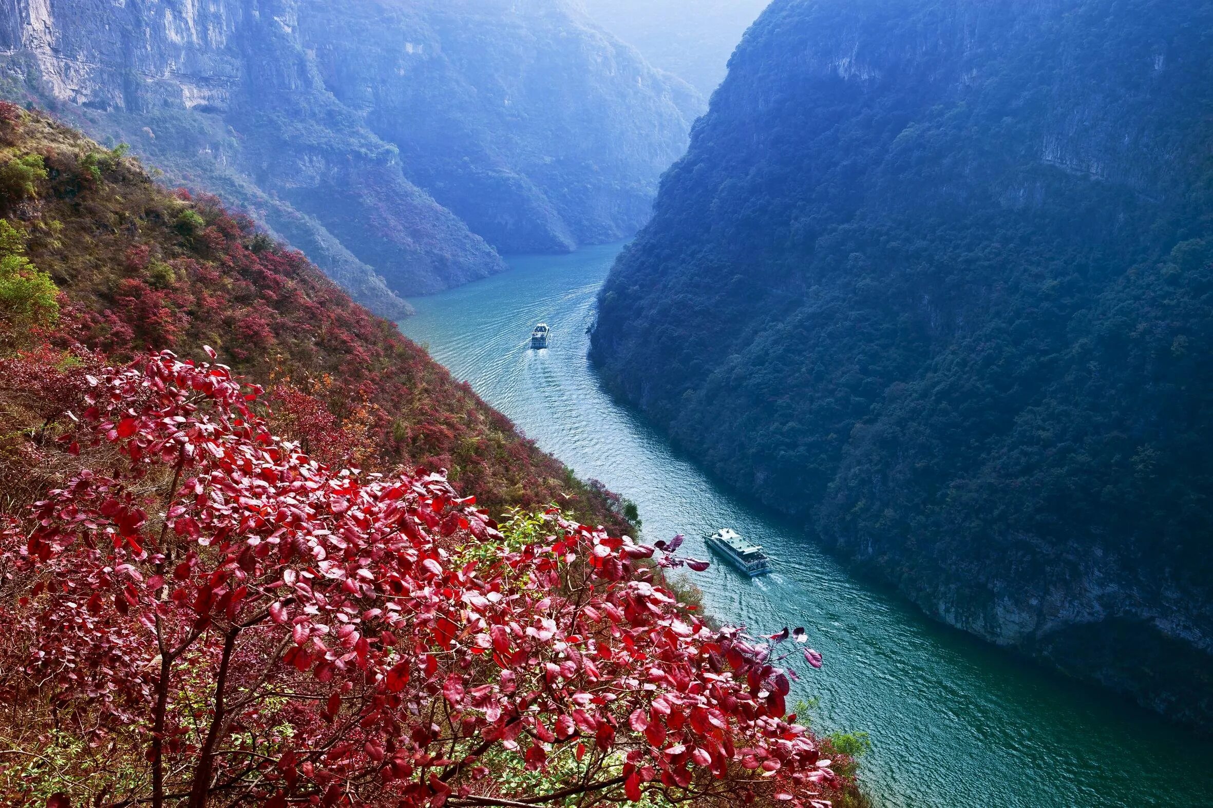 Самая длинная река евразии янцзы. Долина реки Янцзы. Янцзы голубая река. Река Янцзы Китай. Янцзы Китай в горах.