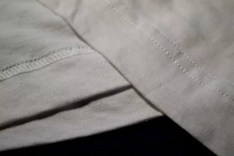 Белая футболка фирменная. Футболка со швами наружу. Футболка со строчкой по середине. Черный шов. Майка со швами наружу мужская.