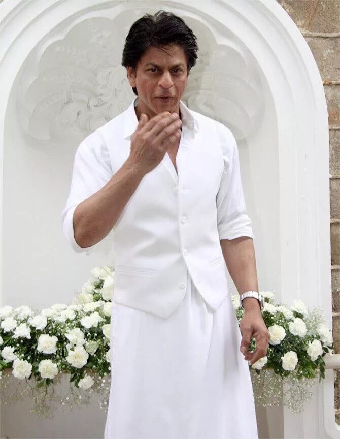 Шахрукх кхан в больнице. Шах рукхан. шахрукх кхан мусульманин. king khan shahrukh khan. шахрукх кхан в белом костюме.