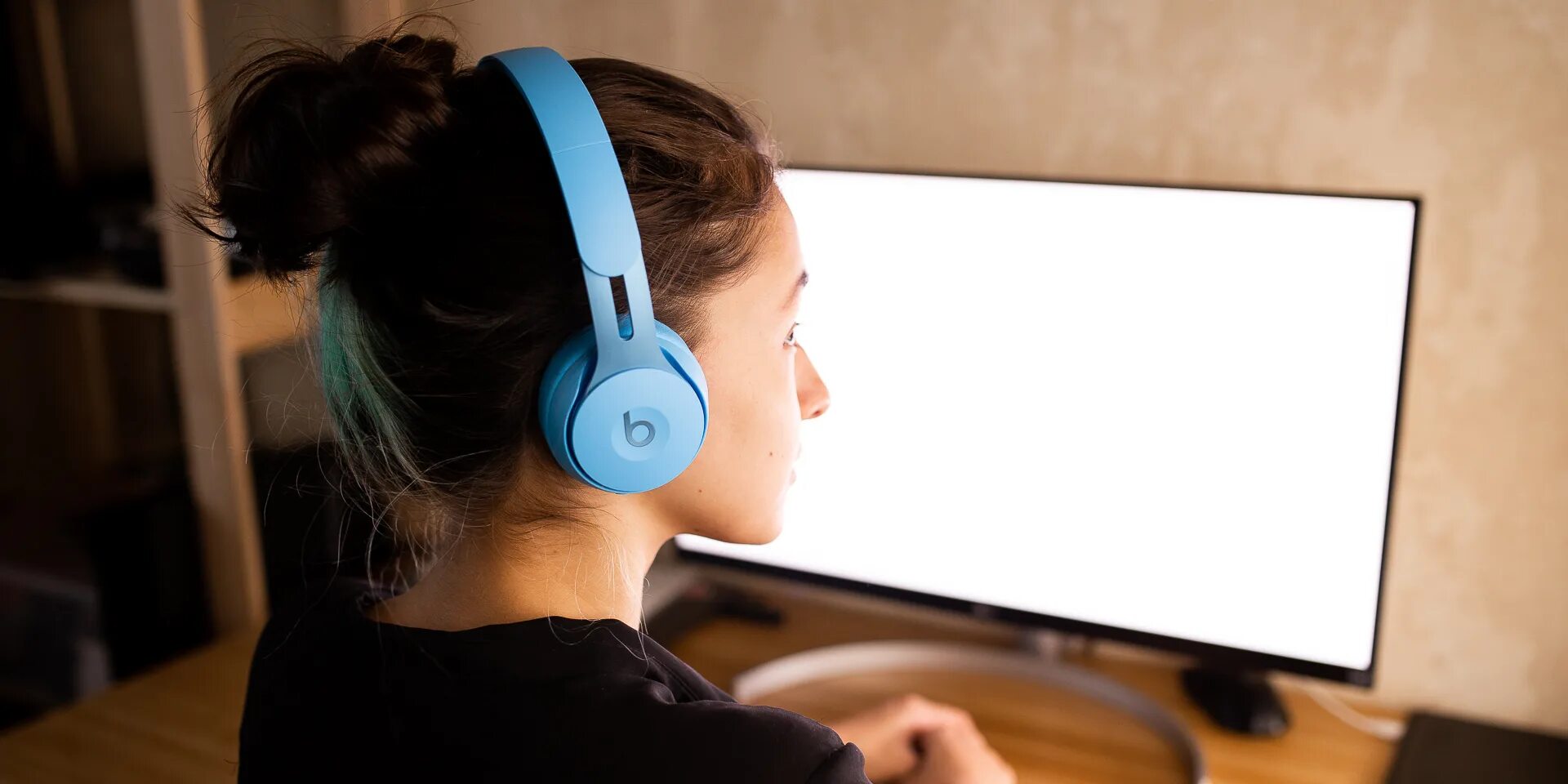 Pro 4 наушники не работают. Beats_solo_pro54. beats solo pro на голове. beats solo on head. beats solo pro на девушке.