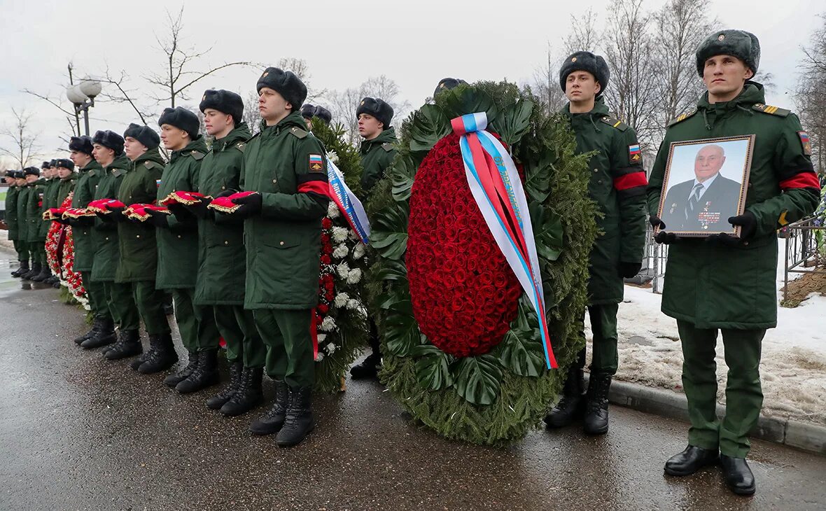 Похороны разведчика Васенкова. Военные похороны в Москве. Похороны с воинскими почестями Москва. Военные похороны в Москве на Троекуровской.