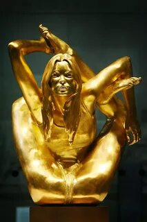 Золотая скульптура Кейт Мосс "Сирена". 