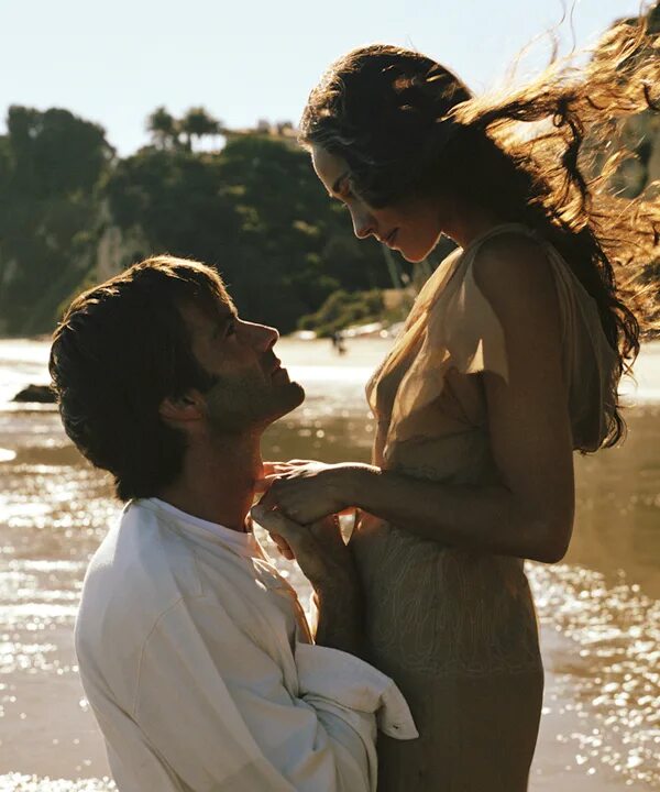 Он обнимает ее. Красивые парочки. Мужчина и женщина любовь. Влюбленные мужчина и женщина. Лили джеймс джульетта.