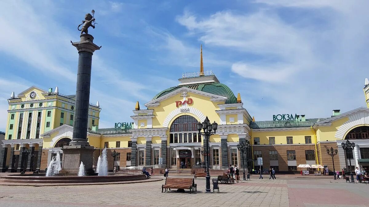 Как доехать до жд вокзала красноярск. Ж Д вокзал Красноярск. Железнодорожный вокзал Красноярск, Красноярск. Станция Красноярск пассажирский. Площадь железнодорожного вокзала Красноярск.