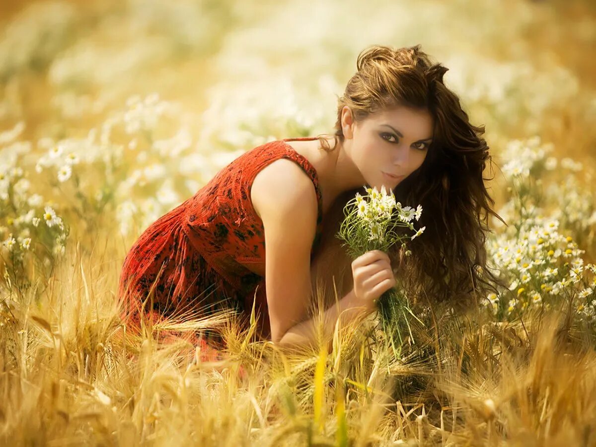 Какая есть красивая. Красивая девушка в поле. Фото девушек на природе. Прекрасная женщина на природе. Красивая природа с людьми.