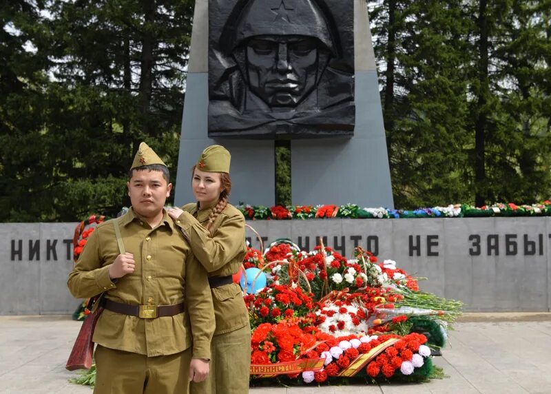 Победа горно алтайск. Горно Алтайск парк Победы вечный огонь. Парк Победы Горно-Алтайск. Мемориальный комплекс парк Победы Горно-Алтайск. Горно-Алтайск парк Победы 9 мая.