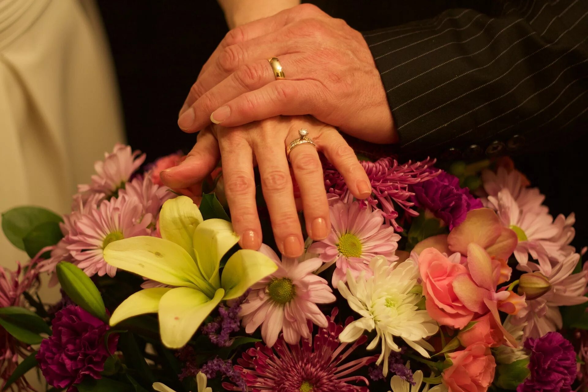 Получить выплату за 50 лет совместной жизни. Букет цветов в руках. Юбиляры совместной жизни. Цветок семьи.
