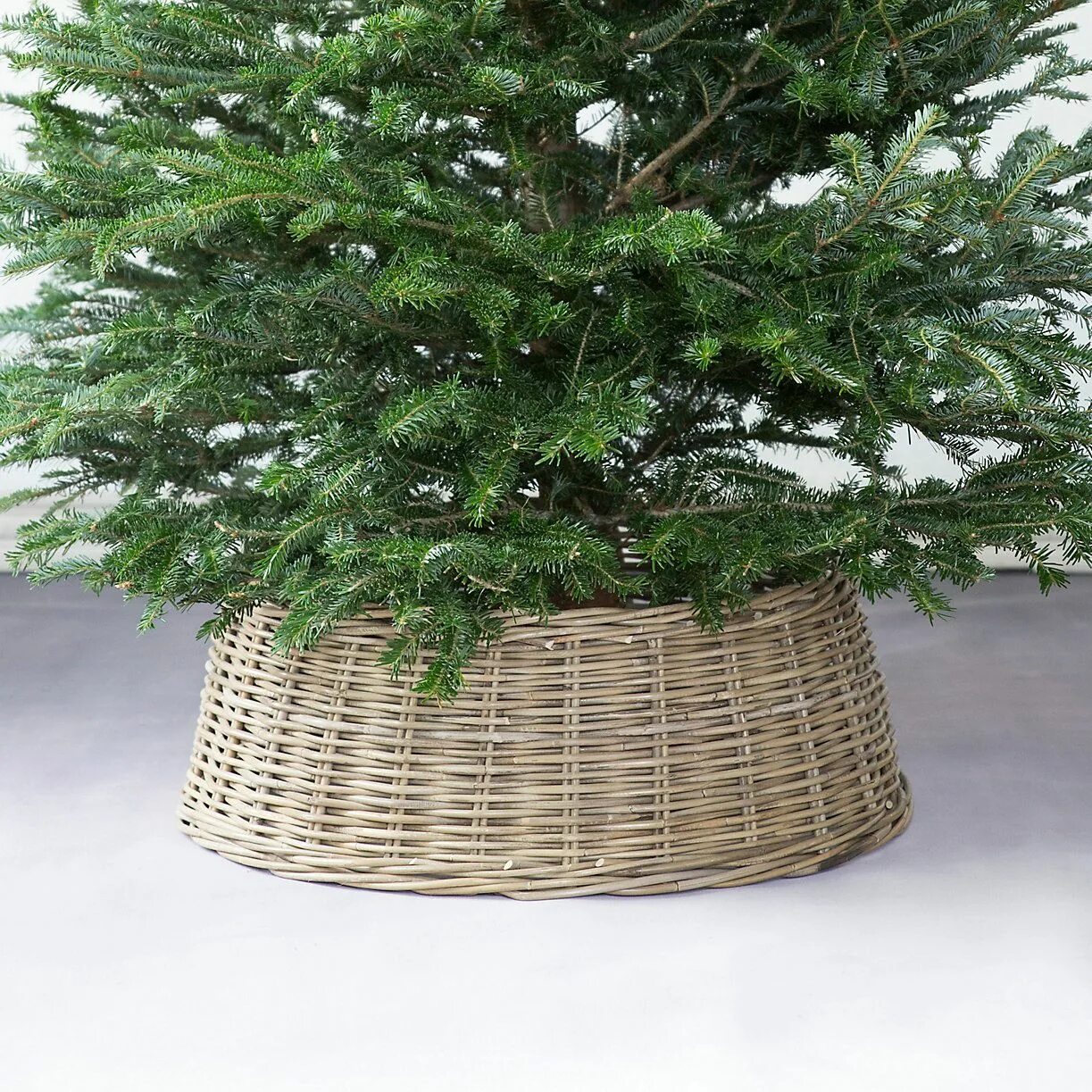 Подставка под елку плетеная. Плетеная юбка под елку. Плетеная юбка под елку. Подставка для елки плетеная. Корзина для елки плетеная.