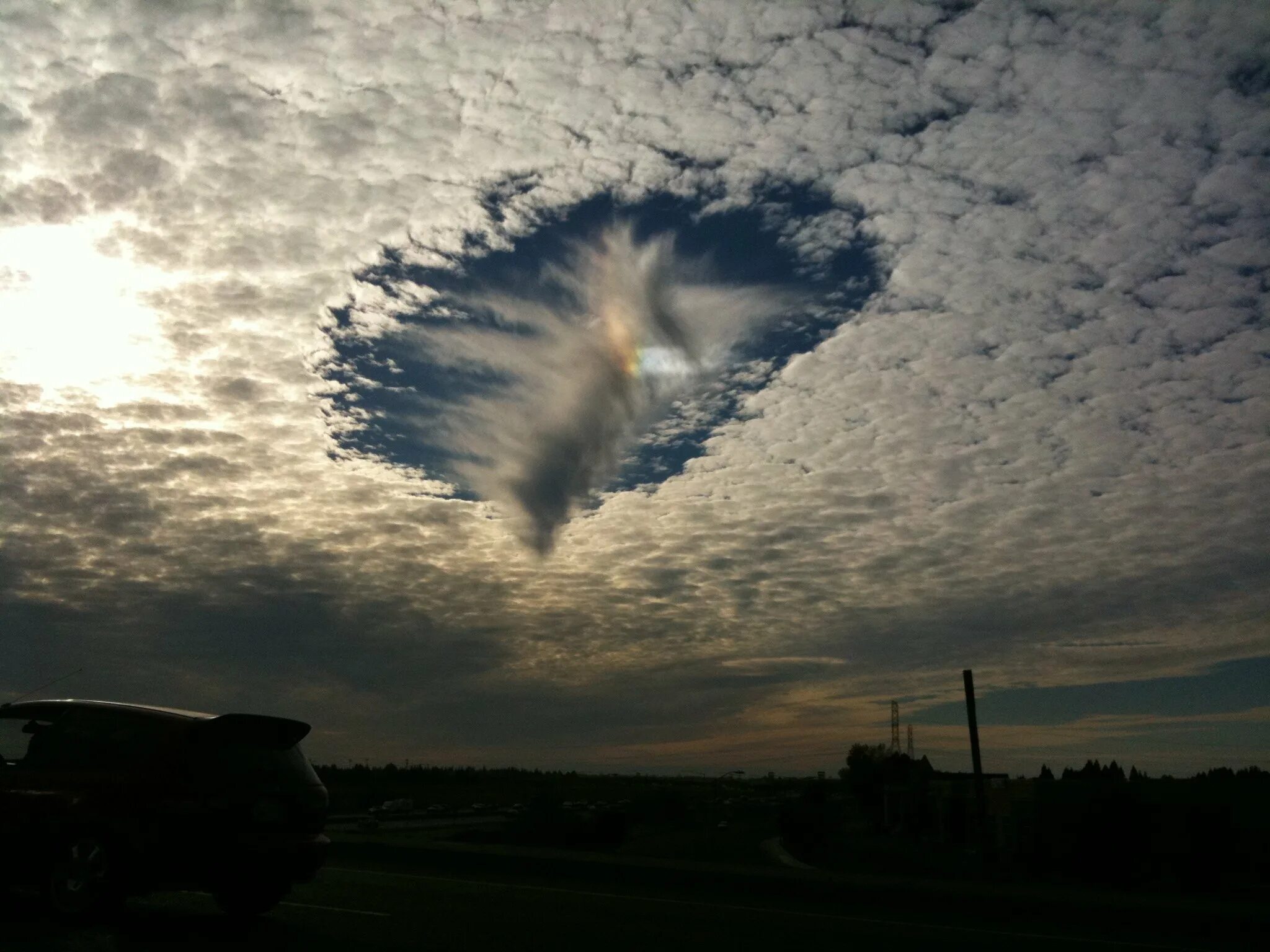 Ветер раздувает облака. Эффект fallstreak. эффект fallstreak в перисто- кучевых облаках. необычные облака. небо с облаками.