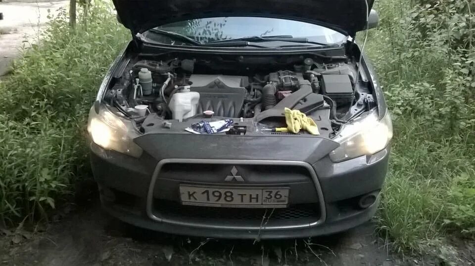 Как снять фару лансер 10. Лампа ближнего света лансер 10. mitsubishi lancer фары ближнего света. замена лампы ближнего света лансер 10. замена ближнего света лансер 10.