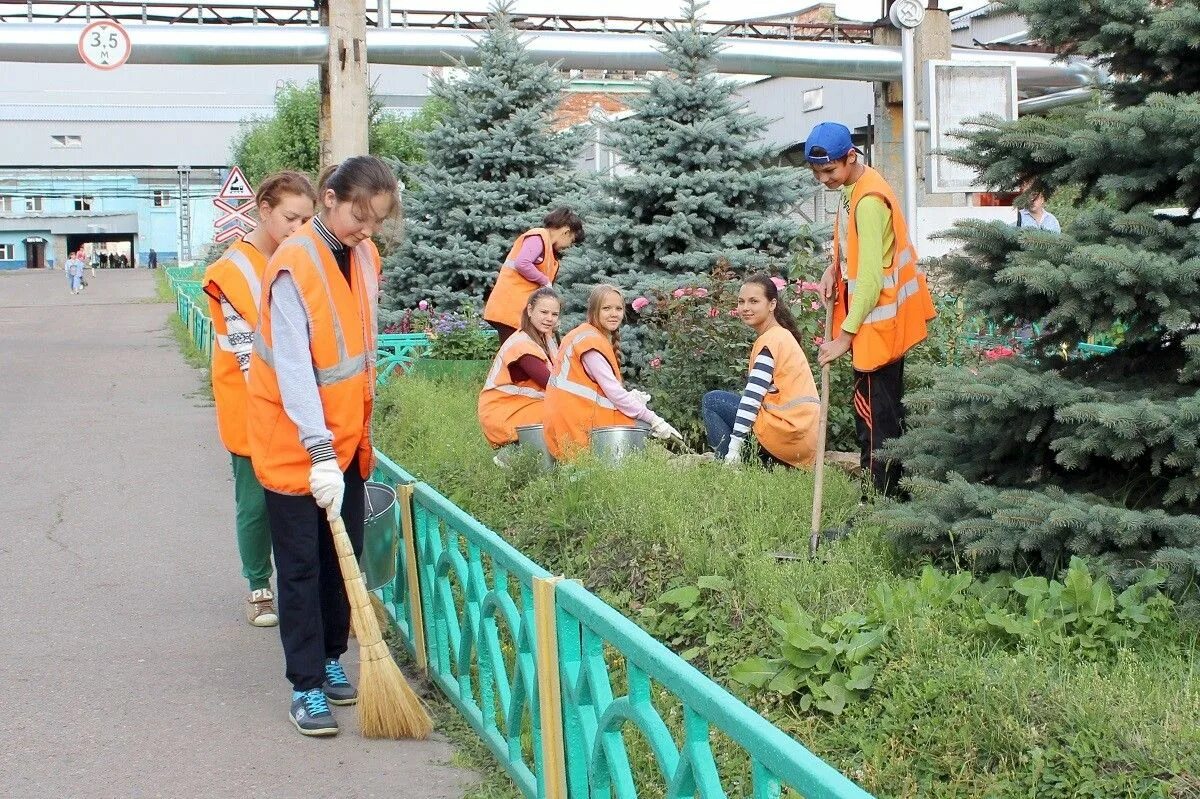 Во время каникул подростки. Трудоустройство несовершеннолетних. Трудоустройство школьников. Трудоустройство несовер. Летняя занятость подростков.