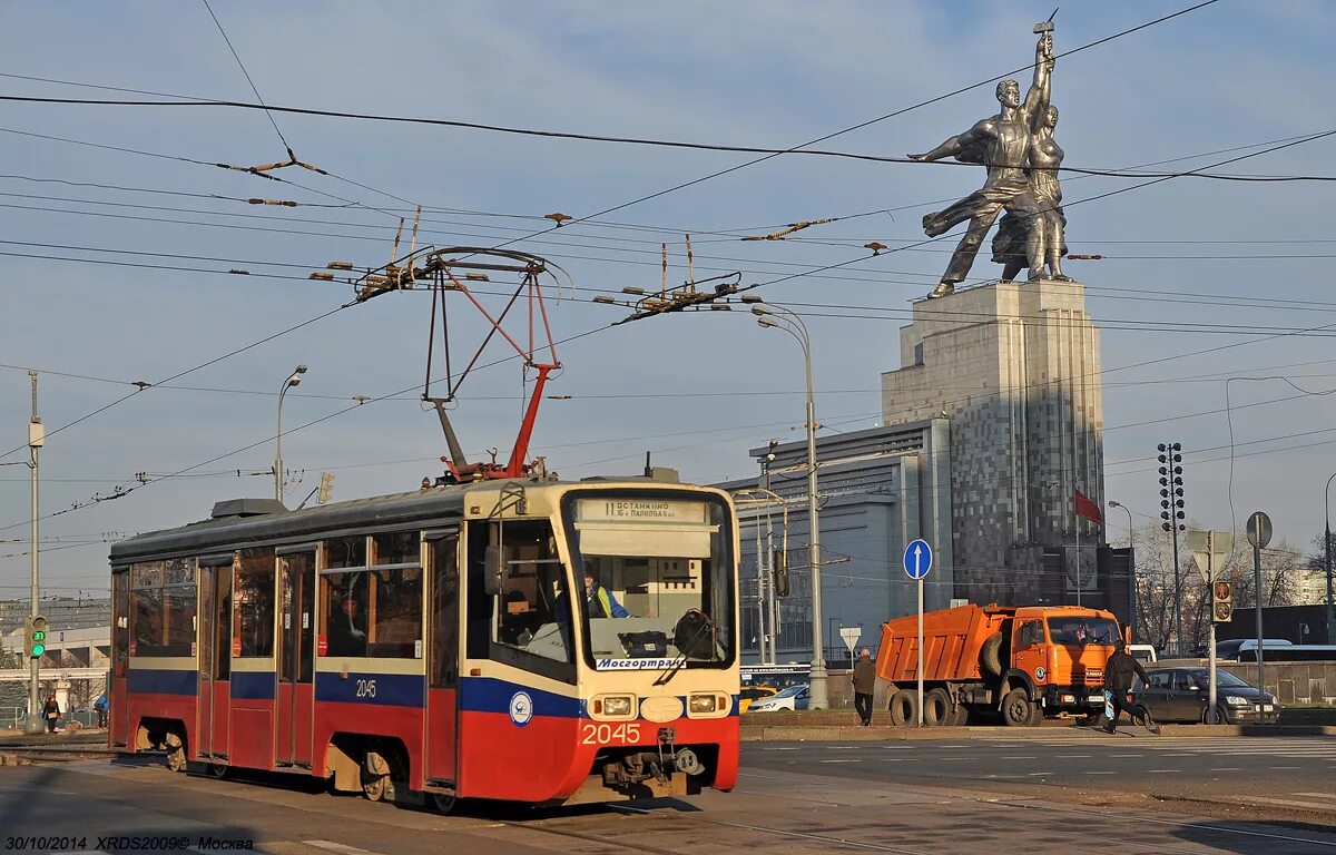 71-623 трамвай москва. Трамвай на газоне. Трамвайный вагон 3001 татра т6. Измайловский парк трамвай. Трамвай строгино щукинская.