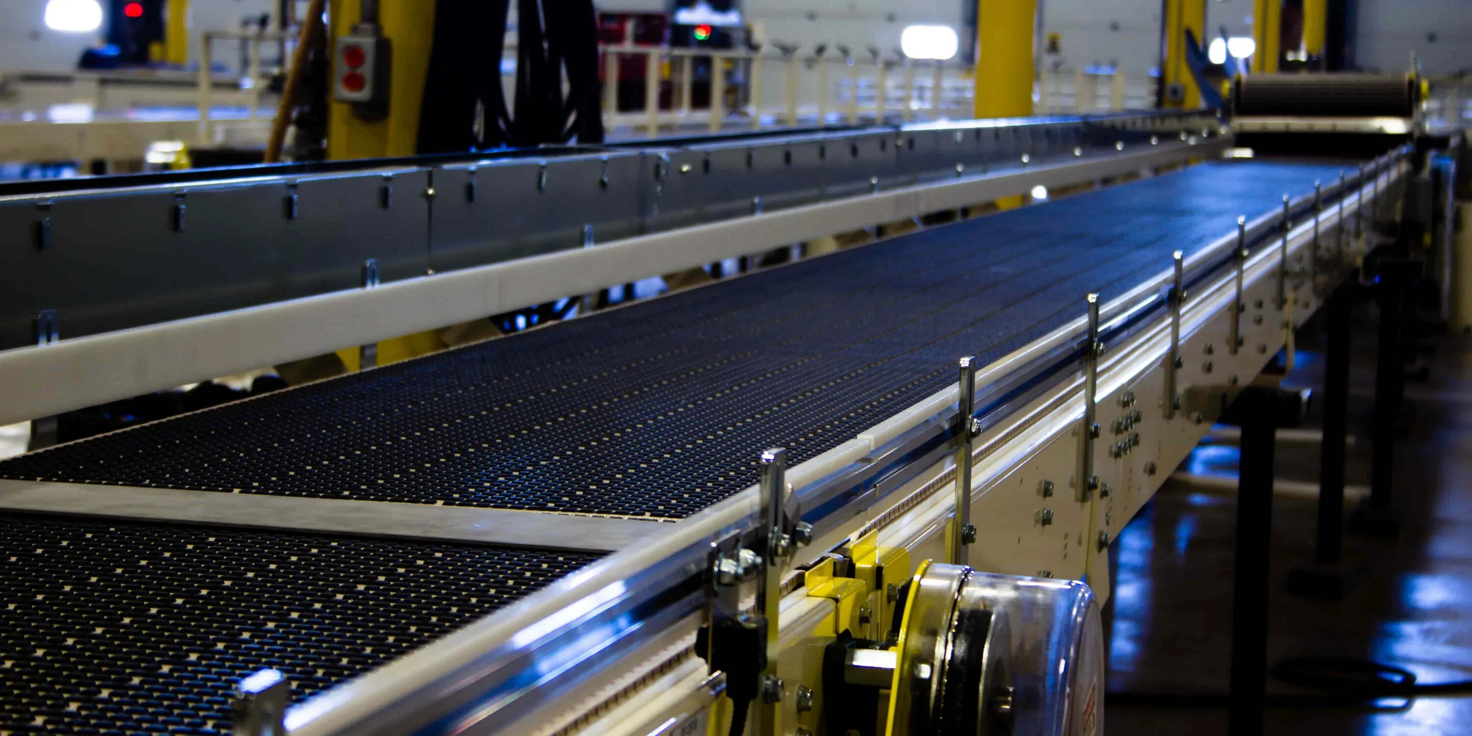 Конвейер. Промышленные транспортные системы. Автоматизация производства. Транспортер на складе. 2лл100 конвейер ленточный.