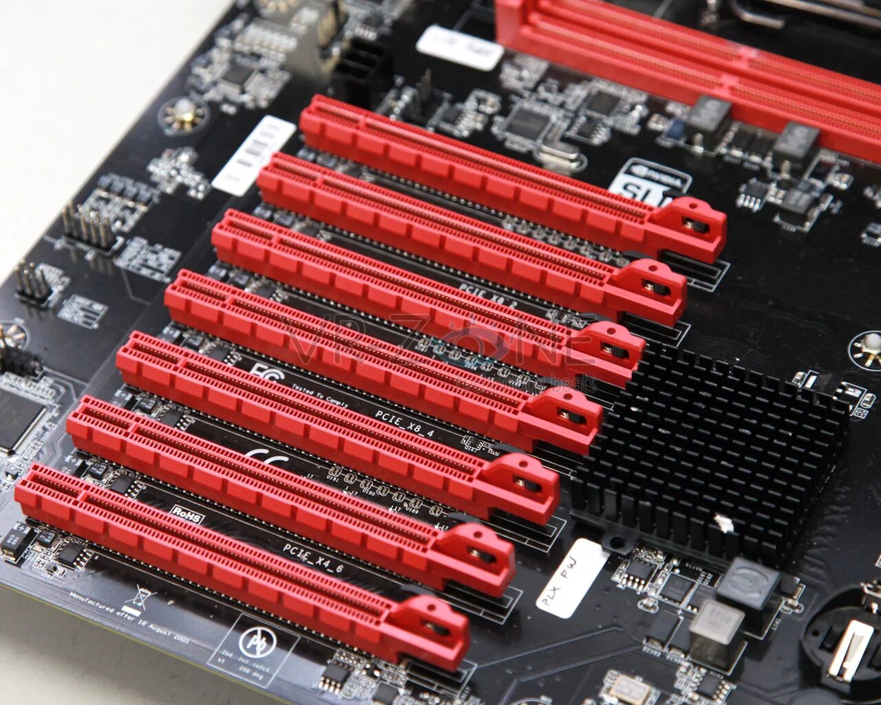 Платы express. Pci express x16 материнская плата. слот pci-e материнская плата. материнская плата слот pci express. lga 2011 evga.