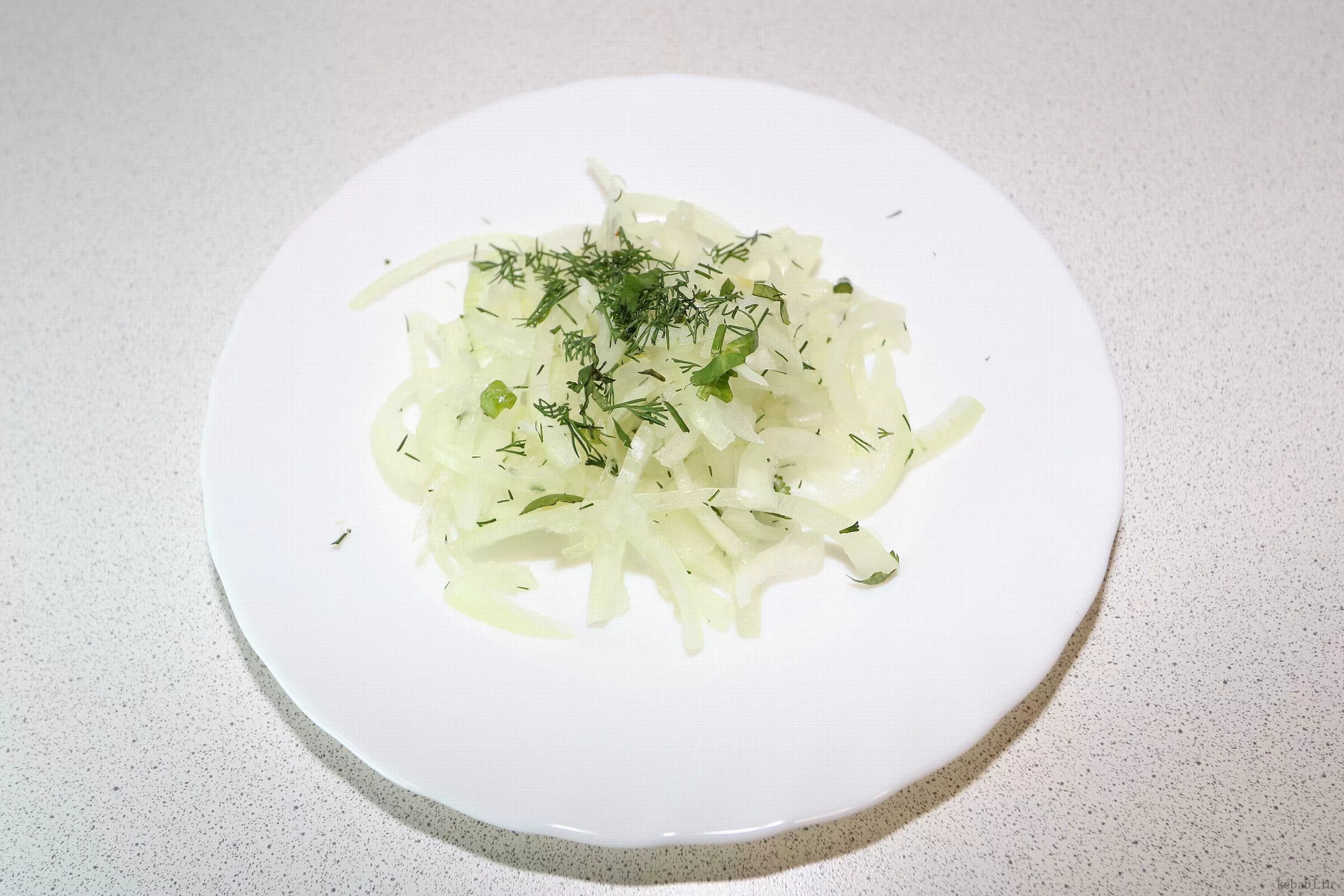 Лук маринованный в сахаре и соли. Как замариновать лук для шаурмы. Шашлык чеснок колбасный сметана с луком. Маринованный лук к шашлыку по кавказски. Маринад для репчатого лука.