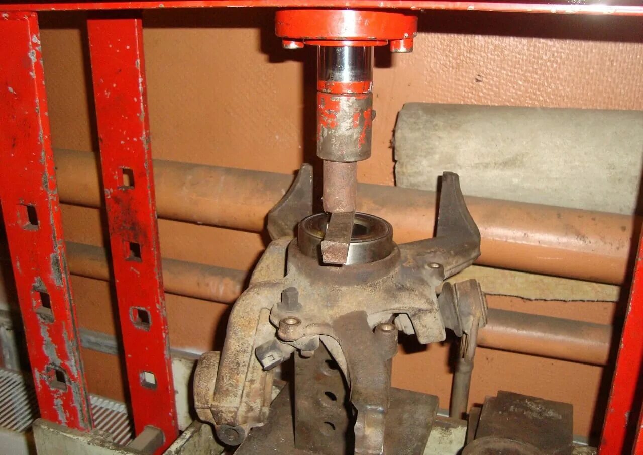 Запрессовка подшипника в поворотный кулак. Выпрессовка ступичного подшипника своими руками. Съемник ступичного подшипника пежо 405. Подшипник домкрата 2110. Запрессовка ступичного подшипника.