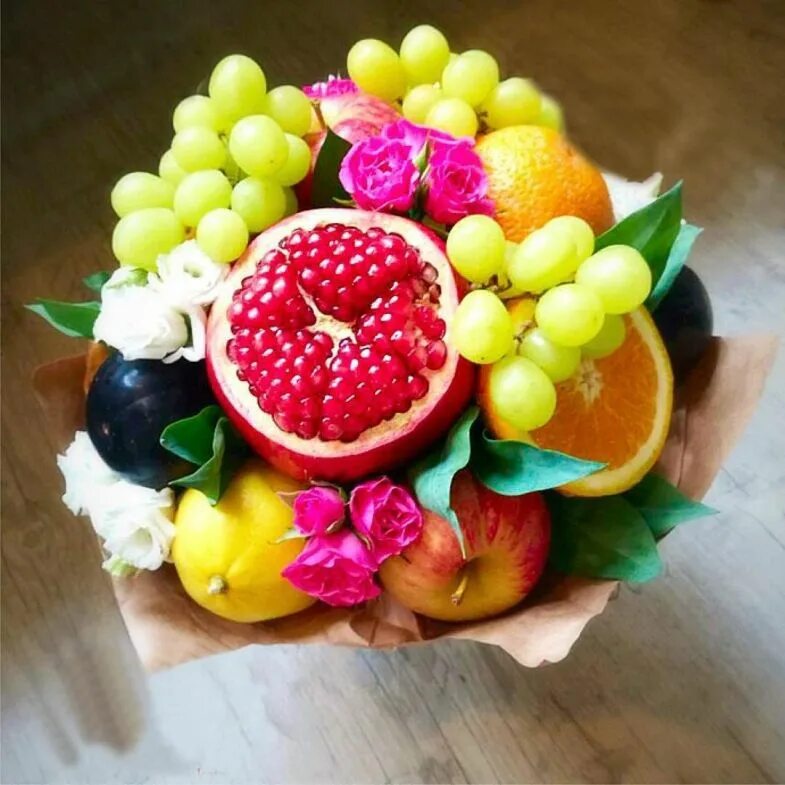 Фруктовый букет. Букет из фруктов и цветов. Букет из фруктов оригинальный. Съедобные букеты для женщин.