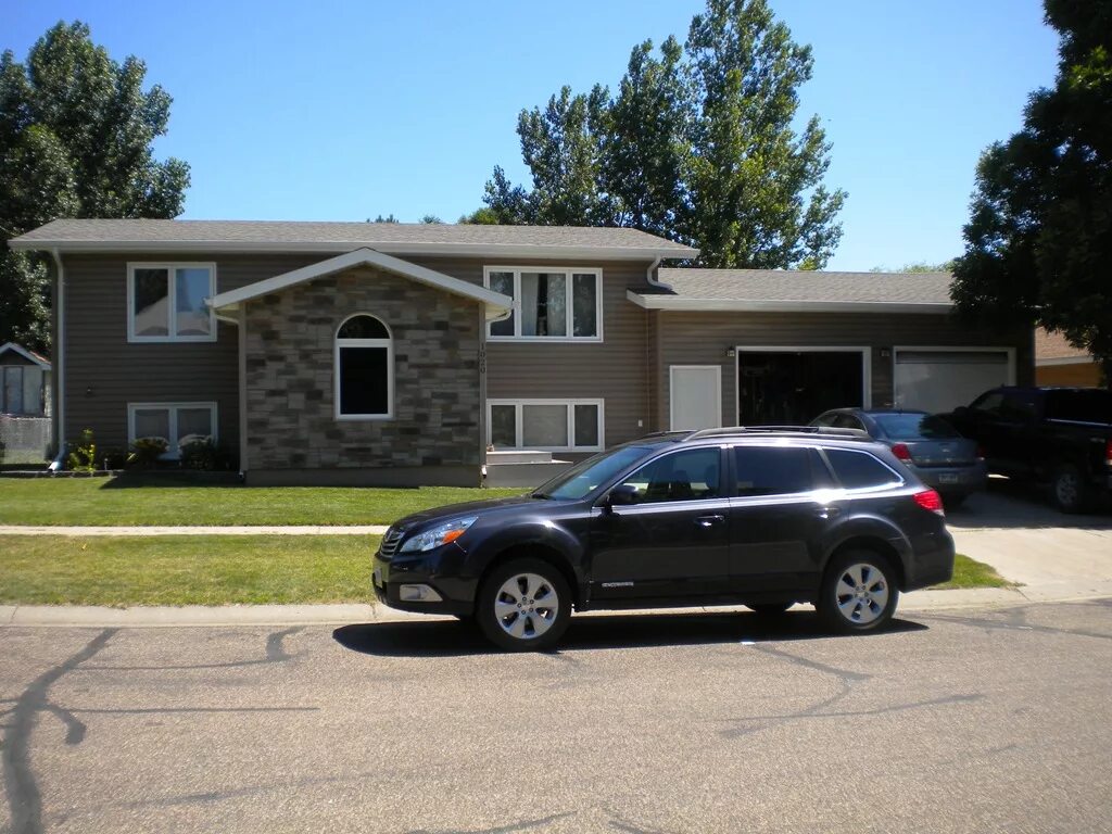 Car in Front of the House. Car Park. Домйт кар. Car House Price.