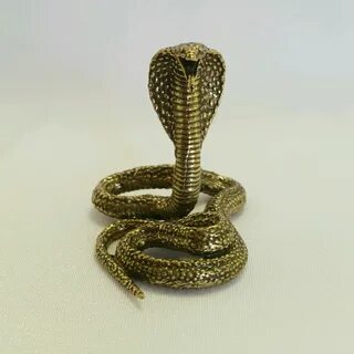 Змея с короной на голове