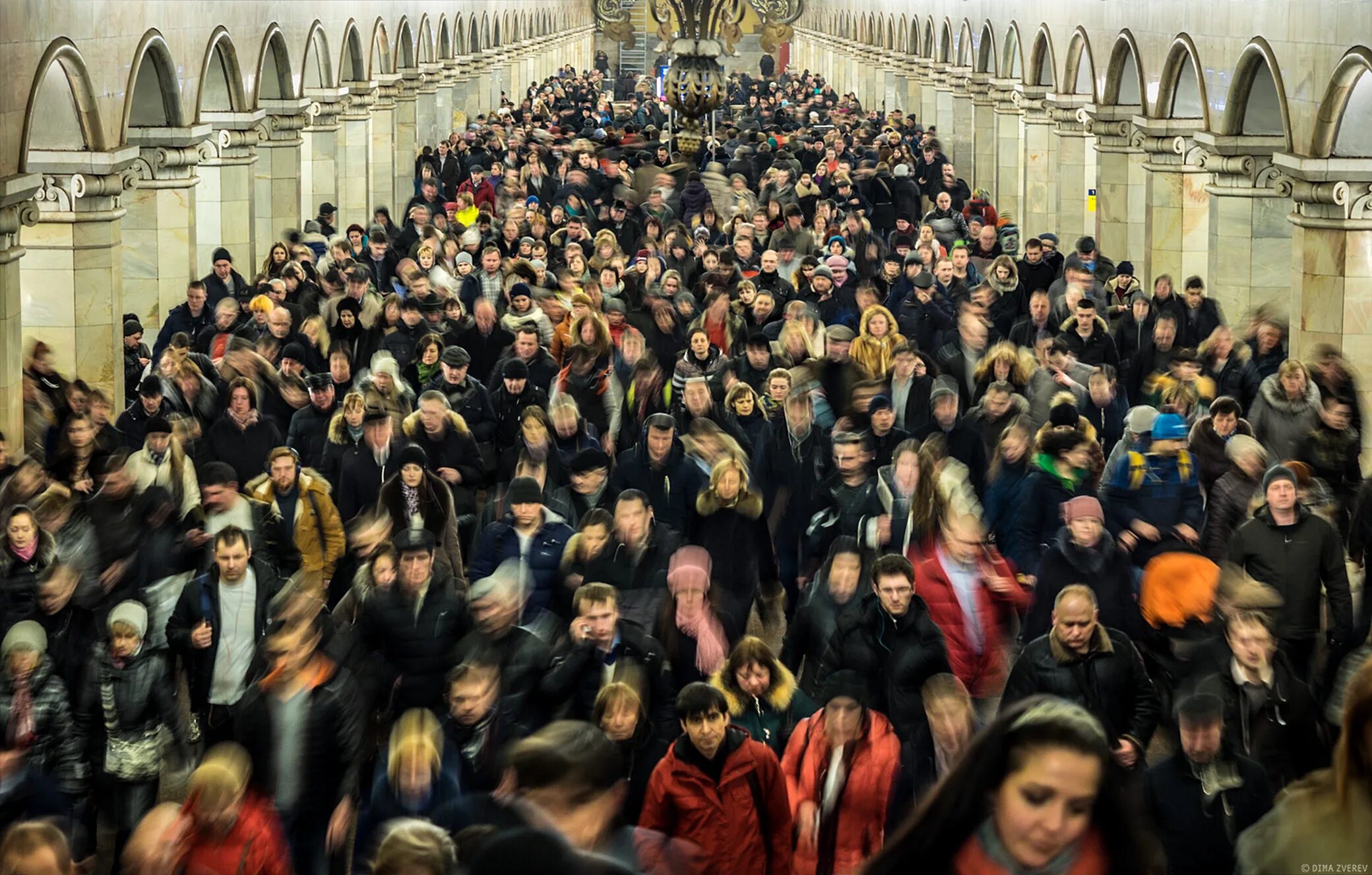 Московское метро час пик. Московское метро час пик 2019. Станция метро Комсомольская в час пик. Час пик в метро в Москве. Многие приходят смотрят смотрят