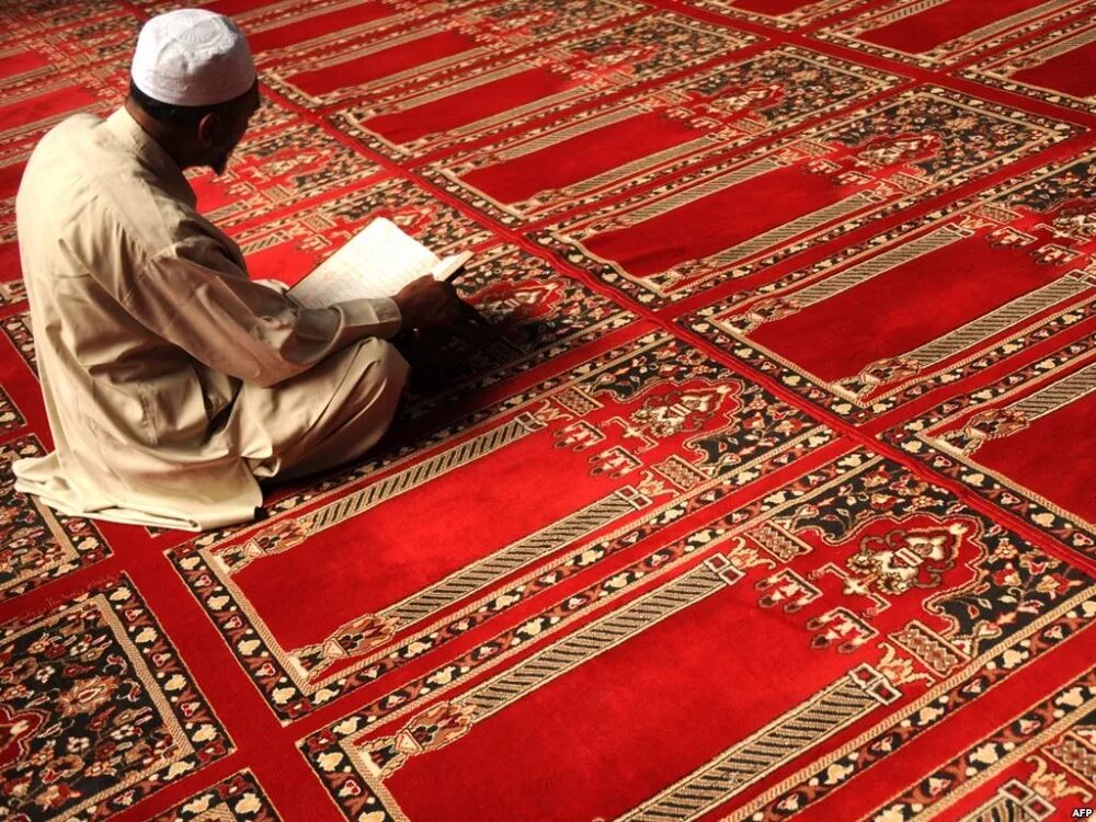 Лучшие качества мусульманина. Мусульманские ковры. Араб на ковре. Молится на ковре.