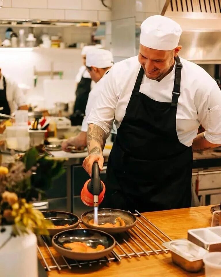 Молодые повара. Кондитер. Кухонный работник. Алексей мартынов шеф повар. Ручной труд повар.