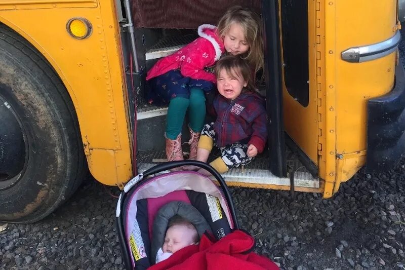 Автобус для детей. Сломанный детский автобус. Закопали автобус с детьми. Дети в автобусе зимой.