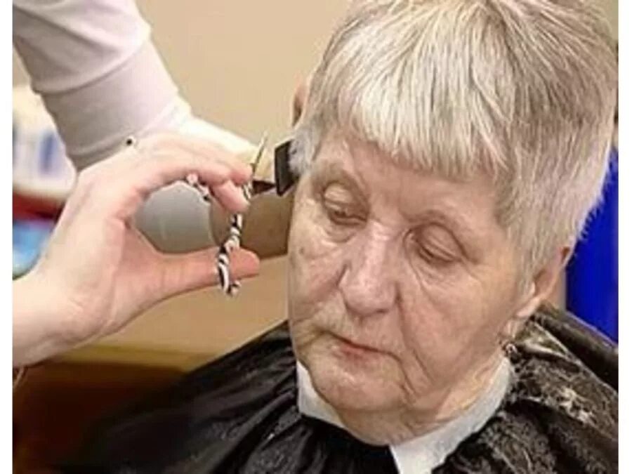 Урок стрижка каре. Бабушка в парикмахерской. Подстричься самой дома. Как подстричь волосы бабушке короткие. Как подстричь волосы бабушке короткие.