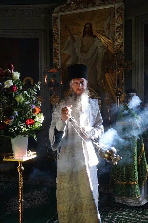 Дети в церкви. Православие кадило. Патриарх кирилл невский. Когда подавать кадило. Каждение священника в храме.